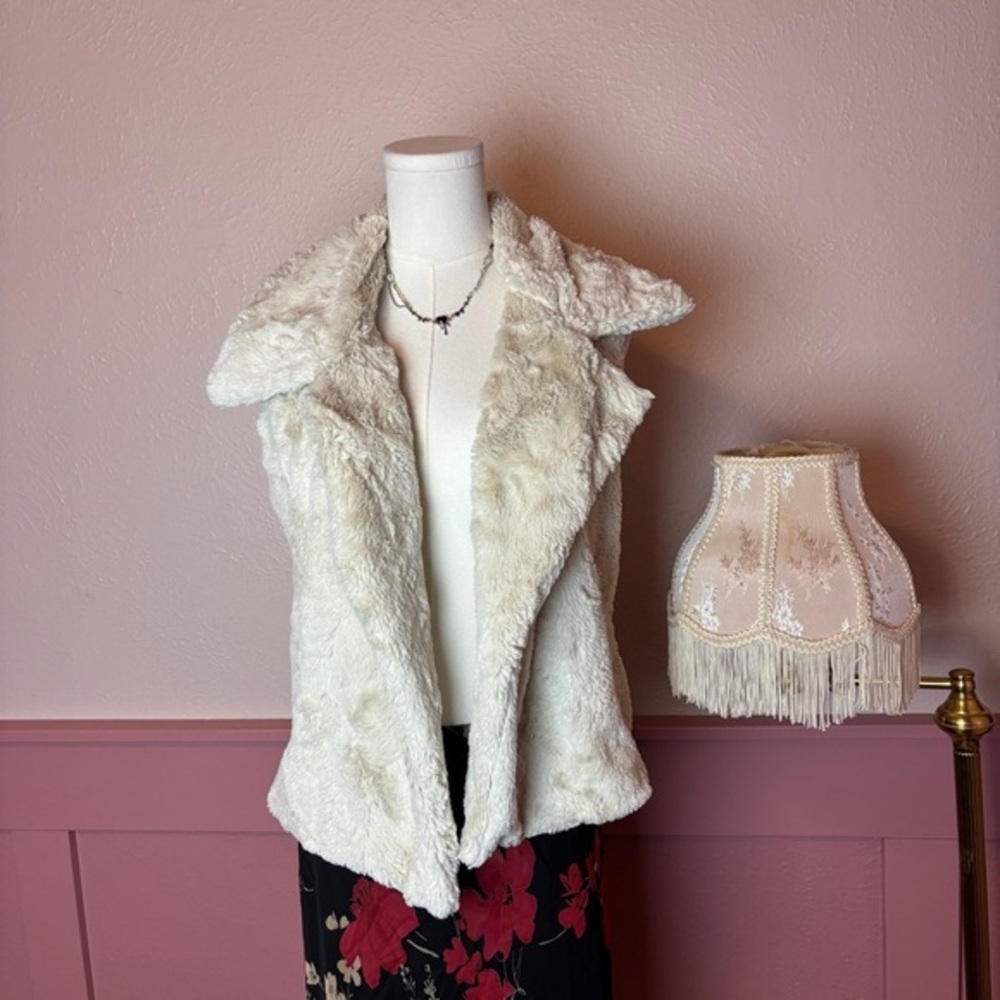 y2k faux fur vest

DD winter
sz xs
cream